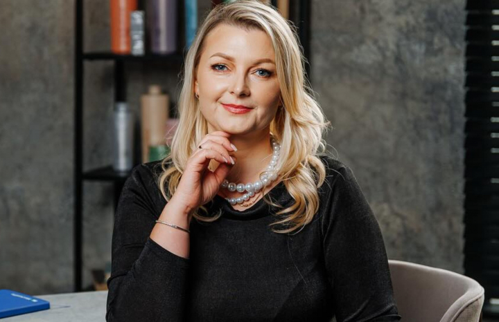 Soluţia pentru un păr deteriorat şi lipsit de strălucire. Ce recomandări au specialiștii pentru perioada rece a anului - VIDEO Soluţia pentru un păr deteriorat şi lipsit de strălucire. Ce recomandări au specialiștii pentru perioada rece a anului - VIDEO