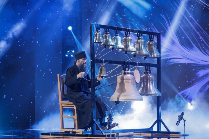 Lavrentie, monahul care cântă fără partituri la „pianul” din clopotnița mănăstirii, pe scena Românii au talent: „S-a descoperit că sunetele clopotelor au o putere vindecătoare asupra omului” - VIDEO