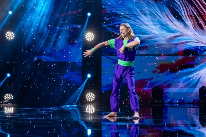 S-a dat X, dar s-a și râs cu poftă la Românii au talent! Cine e Alex Pătrunsu, zugravul pasionat de yoga care dansează EDM cu mișcări inspirate de zeii hinduși: „Nu se amestecă chakrele în tine când te agiți așa?” - VIDEO S-a dat X, dar s-a și râs cu poftă la Românii au talent! Cine e Alex Pătrunsu, zugravul pasionat de yoga care dansează EDM cu mișcări inspirate de zeii hinduși: „Nu se amestecă chakrele în tine când te agiți așa?” - VIDEO