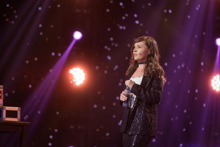 Celia Munoz a spus că va face un număr de ventrilocie, dar nimeni nu se aștepta la ce a urmat pe scenă! Jurații Românii au talent, uluiți de performanța sopranei: „Mi-a luat ceva timp până să-mi dau seama ce se întâmplă” - VIDEO