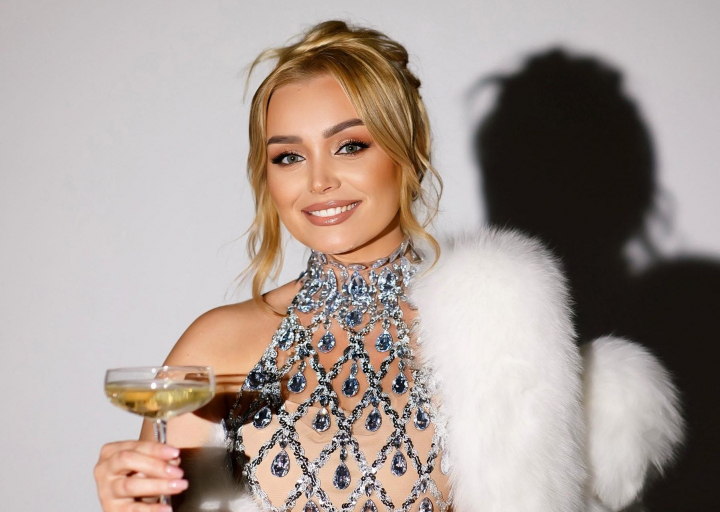 Cornelia Ștefăneț a renunțat la blond! Interpreta și-a făcut o schimbare de look radicală: „Nu este photoshop, acum sunt așa” - FOTO/VIDEO Cornelia Ștefăneț a renunțat la blond! Interpreta și-a făcut o schimbare de look radicală: „Nu este photoshop, acum sunt așa” - FOTO/VIDEO