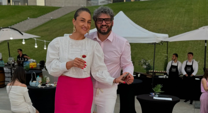 O poveste de dragoste ca-n filme! Cum o prietenie s-a transformat într-o relație de toată admirația. Dumitru Cojuhari, autor: „Eu sunt sigur că noi ne-am îndrăgostit pe parcurs” - VIDEO O poveste de dragoste ca-n filme! Cum o prietenie s-a transformat într-o relație de toată admirația. Dumitru Cojuhari, autor: „Eu sunt sigur că noi ne-am îndrăgostit pe parcurs” - VIDEO