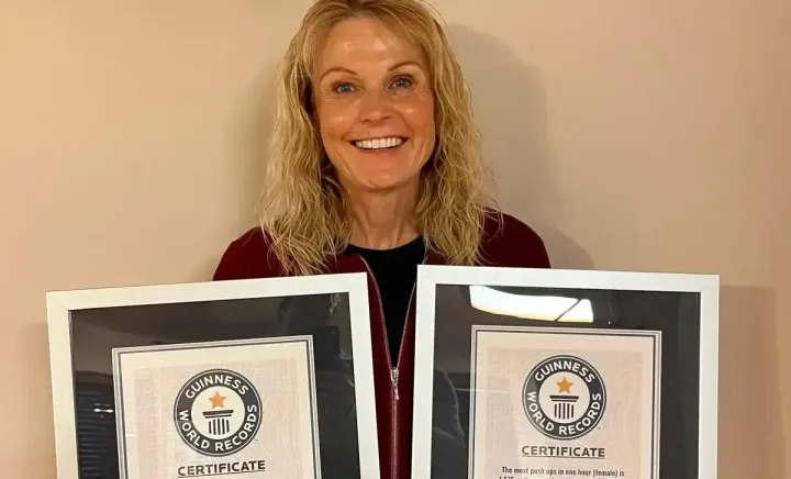 Ea este bunica eroină! Are 60 de ani, cinci copii și 12 nepoți, iar recent a intrat în Cartea Recordurilor după ce a făcut 1.575 de flotări în doar 60 de minute - FOTO/VIDEO Ea este bunica eroină! Are 60 de ani, cinci copii și 12 nepoți, iar recent a intrat în Cartea Recordurilor după ce a făcut 1.575 de flotări în doar 60 de minute - FOTO/VIDEO