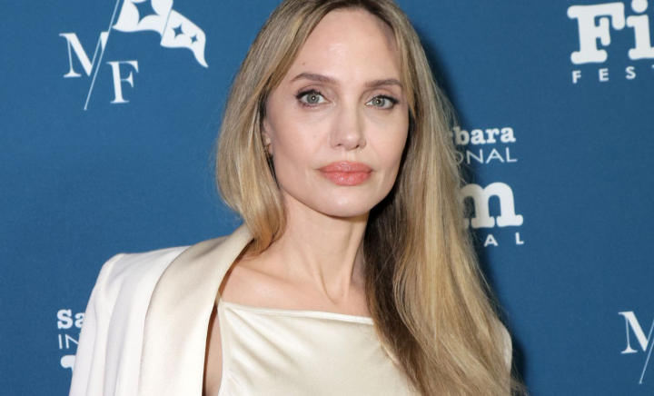 A decis să-și arate din nou latura senzuală. Angelina Jolie i-a surprins pe toți când a apărut într-o rochie cu spatele gol la Festivalului de Film de la Santa Barbara - FOTO A decis să-și arate din nou latura senzuală. Angelina Jolie i-a surprins pe toți când a apărut într-o rochie cu spatele gol la Festivalului de Film de la Santa Barbara - FOTO