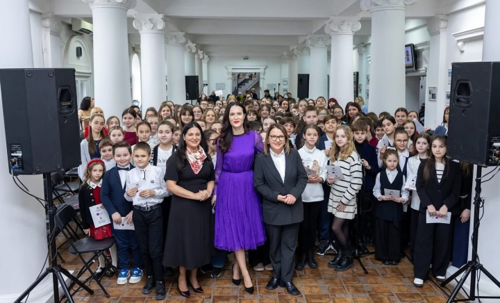 100 de copii, 5 texte, 5 minute! Antrenoarea de dicție, Vera Nastasiu, a stabilit un record incredibil, împreună cu elevii ei, de Ziua Cititului cu Voce - VIDEO 100 de copii, 5 texte, 5 minute! Antrenoarea de dicție, Vera Nastasiu, a stabilit un record incredibil, împreună cu elevii ei, de Ziua Cititului cu Voce - VIDEO