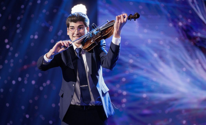 Seby de la Galați, băiatul de 15 ani care a cântat la vioară muzică lăutărească și a ridicat sala în picioare la Românii au Talent. Dragoș Bucur: „În timp ce cânți, pui tot sufletul” - VIDEO