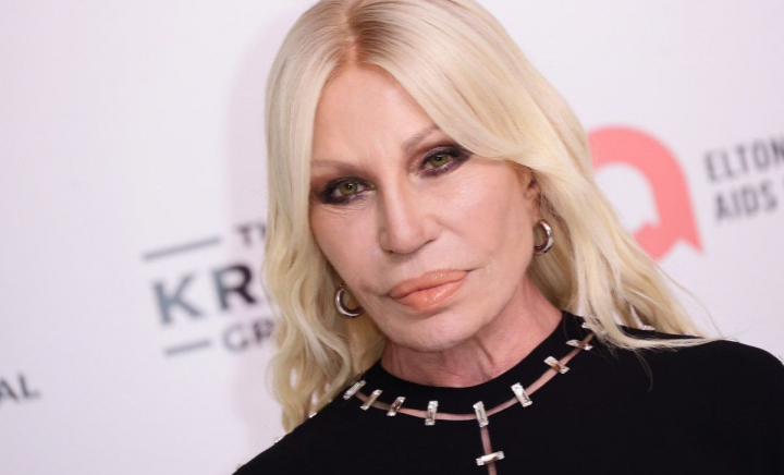 Rochia de 500 de ore și 1500 de cristale: Capodopera purtată de Donatella Versace - FOTO