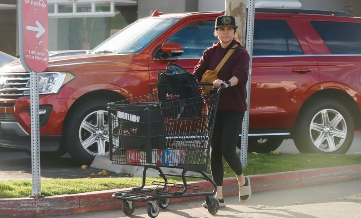O recunoști în cele mai recente imagini surprise de paparazzi? În anii ‘90 era una dintre cele frumoase actrițe din lume și juca în cele mai populare seriale - FOTO O recunoști în cele mai recente imagini surprise de paparazzi? În anii ‘90 era una dintre cele frumoase actrițe din lume și juca în cele mai populare seriale - FOTO