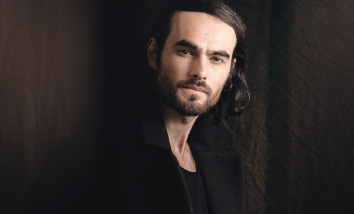 Mihail, cântărețul cunoscut pentru piesa „Mă ucide ea” a stat izolat nouă luni într-o cabană, fără contact cu lumea. Motivul pentru care a preferat să fie înconjurat doar de șoareci, câteva pisici și un câine Mihail, cântărețul cunoscut pentru piesa „Mă ucide ea” a stat izolat nouă luni într-o cabană, fără contact cu lumea. Motivul pentru care a preferat să fie înconjurat doar de șoareci, câteva pisici și un câine