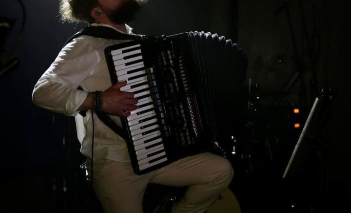 Un artist popular de la noi se mută la București! Cine este și ce l-a determinat să facă acest pas - VIDEO Un artist popular de la noi se mută la București! Cine este și ce l-a determinat să facă acest pas - VIDEO