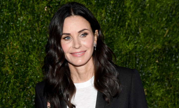Courteney Cox, sfidează trecerea timpului la 60 de ani. Rochia purtată la nunta unei prietene - FOTO Courteney Cox, sfidează trecerea timpului la 60 de ani. Rochia purtată la nunta unei prietene - FOTO