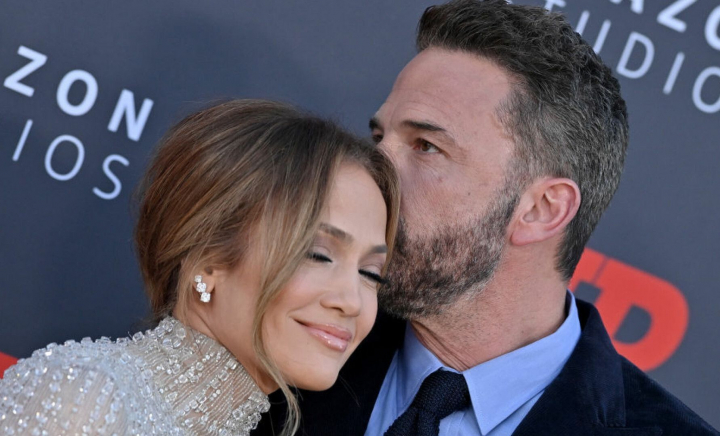Jennifer Lopez și Ben Affleck au divorțat oficial, după doi ani de căsnicie Jennifer Lopez și Ben Affleck au divorțat oficial, după doi ani de căsnicie