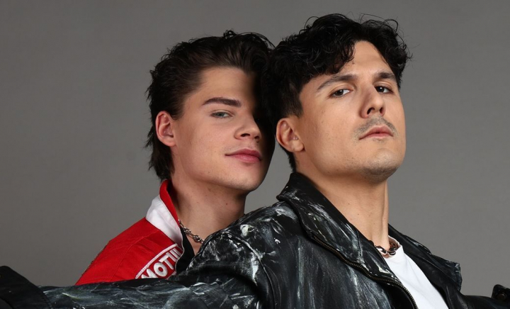 Nu i-ai văzut niciodată așa! Mark Stam și Cristian Porcari au reprodus clipul piesei „APT”. Unul dintre ei s-a deghizat în femeie - FOTO/VIDEO Nu i-ai văzut niciodată așa! Mark Stam și Cristian Porcari au reprodus clipul piesei „APT”. Unul dintre ei s-a deghizat în femeie - FOTO/VIDEO