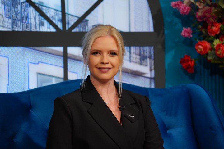 Acum câțiva ani era una dintre cele mai focoase blonde din showbizul nostru. Alexandra Shine a dezvăluit de ce s-a retras din lumina reflectoarelor după ce a devenit mămică, dar și ce schimbări s-au produs în viața ei de-a lungul timpului - VIDEO Acum câțiva ani era una dintre cele mai focoase blonde din showbizul nostru. Alexandra Shine a dezvăluit de ce s-a retras din lumina reflectoarelor după ce a devenit mămică, dar și ce schimbări s-au produs în viața ei de-a lungul timpului - VIDEO