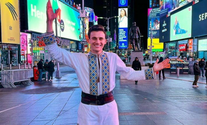 Gabriel Nebunu, fenomen internațional! Un grup de israelieni l-a recunoscut pe străzile din Times Square: „Am adus costumul național și opincile la New York” - FOTO/VIDEO