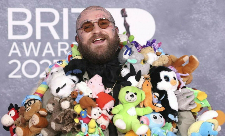 Cele mai nereușite ținute de la BRIT Awards 2025. Artiștii care au dezamăgit pe covorul roșu - GALERIE FOTO Cele mai nereușite ținute de la BRIT Awards 2025. Artiștii care au dezamăgit pe covorul roșu - GALERIE FOTO