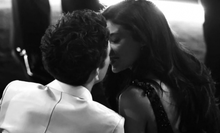 S-au sărutat pe furiș când credeau că nu îi vede nimeni. Vezi despre cine este vorba - FOTO S-au sărutat pe furiș când credeau că nu îi vede nimeni. Vezi despre cine este vorba - FOTO