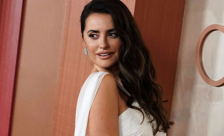 Penelope Cruz a întors toate privirile la Premiile Oscar 2025. Rochia purtată de vedetă a fost realizată în 250 de ore - FOTO Penelope Cruz a întors toate privirile la Premiile Oscar 2025. Rochia purtată de vedetă a fost realizată în 250 de ore - FOTO