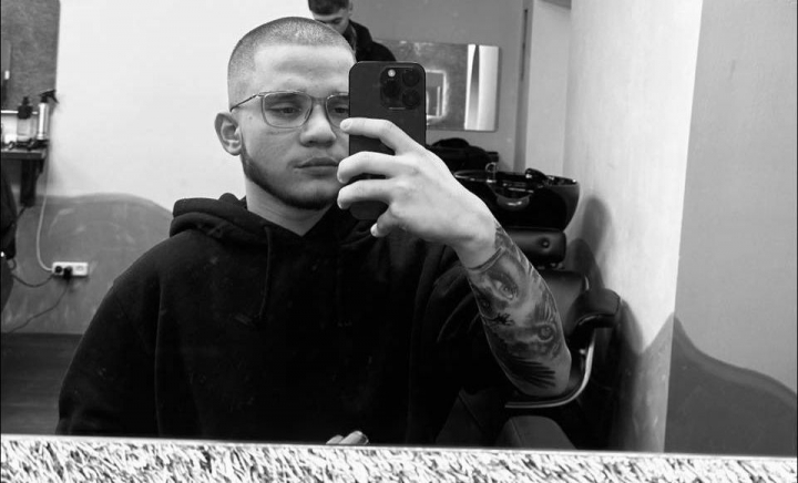 A fost alungat de acasă și a trăit printre boschetari, dar acum are propria afacere! Află povestea lui Artur Onofreev, tânărul care la doar 19 ani deține două saloane de înfrumusțare - VIDEO A fost alungat de acasă și a trăit printre boschetari, dar acum are propria afacere! Află povestea lui Artur Onofreev, tânărul care la doar 19 ani deține două saloane de înfrumusțare - VIDEO