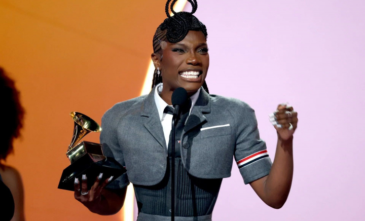 A fost desemnată „Femeia anului 2025”, însă puțini sunt cei care o cunosc. Cine este tânăra care a cucerit întreaga lume în doar câteva luni și a reușit să câștige un premiu Grammy - FOTO