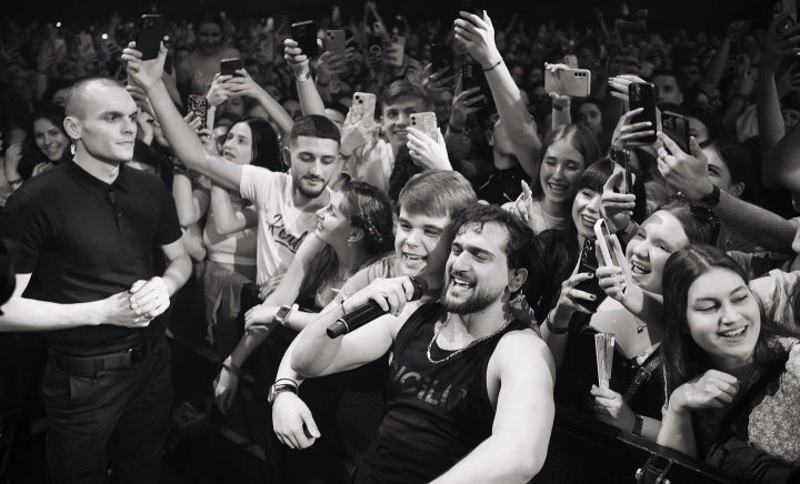 Jony - impresionat de vocea unui tânăr interpret din Moldova. I-a oferit șansa să cânte un refren la concertul său din Chișinău - FOTO/VIDEO
