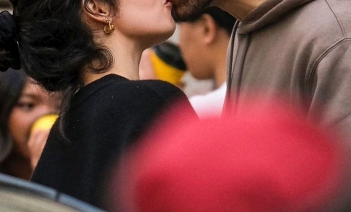 Formează cuplul momentului! Paparazzii i-au surprins în tandrețuri pe străzile din Roma. Cine este miliardarul cu care se iubește o celebră artistă - FOTO