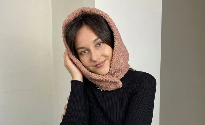 Este studentă la psihologie, dar are o pasiune aparte pentru modă! Cine este Mariana Ursachi, tânăra care creează cele mai inovative accesorii pentru cap, kaporurile - VIDEO Este studentă la psihologie, dar are o pasiune aparte pentru modă! Cine este Mariana Ursachi, tânăra care creează cele mai inovative accesorii pentru cap, kaporurile - VIDEO