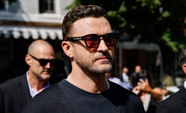 Recunoști vedeta? S-a urcat în avion și s-a prefăcut că este însoțitor de bord: Cum au reacționat pasagerii și echipajul de zbor - FOTO/VIDEO Recunoști vedeta? S-a urcat în avion și s-a prefăcut că este însoțitor de bord: Cum au reacționat pasagerii și echipajul de zbor - FOTO/VIDEO