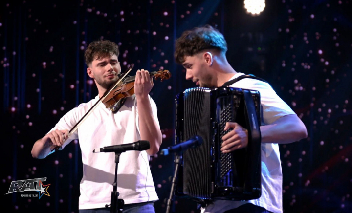 Cei mai cunoscuți gemeni din Republica Moldova au adus veselie și energie la dublu pe scena de la Românii au Talent. Reacția lui Andi Moisescu: „Se simte pasiunea pentru muzică și anii de școală” - VIDEO