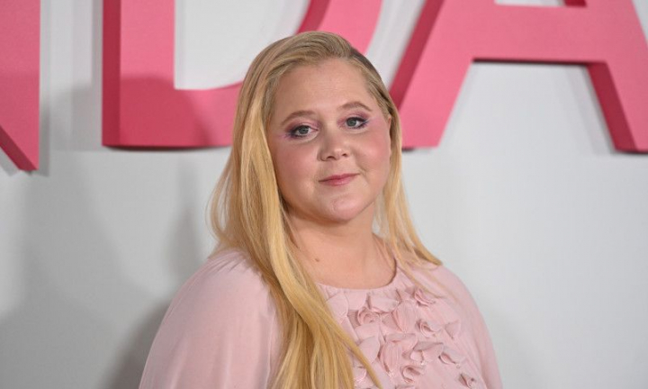 Amy Schumer dezvăluie medicamentul care i-a schimbat viața: „Ozempicul m-a ținut la pat, dar acum mă simt din nou eu însămi”
Amy Schumer dezvăluie medicamentul care i-a schimbat viața: „Ozempicul m-a ținut la pat, dar acum mă simt din nou eu însămi”