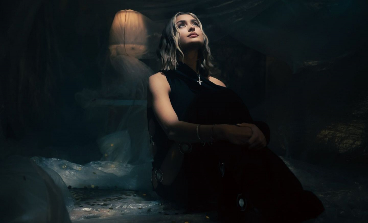 Iuliana Beregoi a lansat o piesă care promite a fi hit! Cum sună „Universuri Paralele” - VIDEO Iuliana Beregoi a lansat o piesă care promite a fi hit! Cum sună „Universuri Paralele” - VIDEO