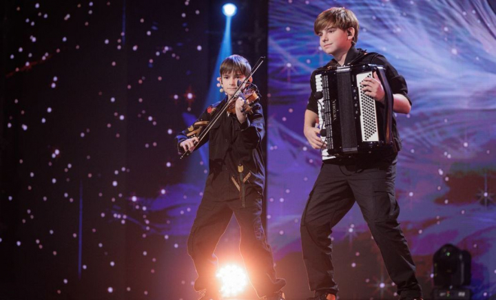 Lucian și Daniel Advahov au oferit un spectacol de neuitat la vioară și acordeon la Românii au Talent. Andra i-a aplaudat în picioare: „Ce surpriză frumoasă” - VIDEO Lucian și Daniel Advahov au oferit un spectacol de neuitat la vioară și acordeon la Românii au Talent. Andra i-a aplaudat în picioare: „Ce surpriză frumoasă” - VIDEO