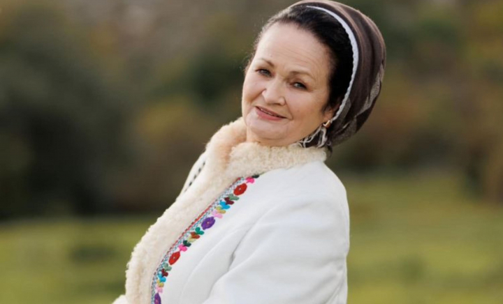 Toți o cunosc pe Ioana Căpraru, dar puțini știu care este cea mai mare pasiune a sa. Interpreta este profesoară, dar nu de muzică: „Am eleve și nu doar două” - VIDEO Toți o cunosc pe Ioana Căpraru, dar puțini știu care este cea mai mare pasiune a sa. Interpreta este profesoară, dar nu de muzică: „Am eleve și nu doar două” - VIDEO