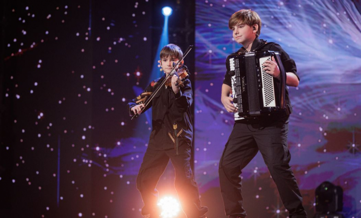 Cu o vioară şi un acordeon, fraţii Advahov Juniori, Lucian şi Daniel, au făcut un spectacol de neuitat la „Românii au Talent”. Ce emoţii au avut băieţii, dar şi cât de mult îşi doresc să calce pe urmele tatălui lor, Vasile Advahov, află astăzi, la „O Seară Perfectă” - VIDEO