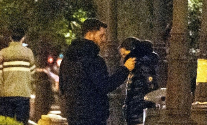 S-au întâlnit pe ascuns, la lăsarea nopții. După ce și-au ascuns relația, au fost surprinși sărutându-se pasional, în plină stradă, crezând că nimeni nu îi vede - FOTO