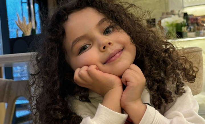 La 4 ani, face canto și face furori pe Internet! Camelia este una dintre cele mai mici eleve. Ce vedetă este profesoara ei, dar și cât de talentată este micuța, află astăzi, la „O Seară Perfectă” - VIDEO