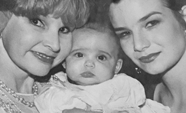 O recunoști? Azi, micuța din imagine e una dintre cele mai populare și iubite artiste - FOTO O recunoști? Azi, micuța din imagine e una dintre cele mai populare și iubite artiste - FOTO