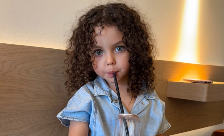 Este unul dintre cei mai populari copii din țară! Camelia Ivaschevici face canto la doar 4 ani. Cum se descurcă, dar și cine este profesoara ei - VIDEO Este unul dintre cei mai populari copii din țară! Camelia Ivaschevici face canto la doar 4 ani. Cum se descurcă, dar și cine este profesoara ei - VIDEO