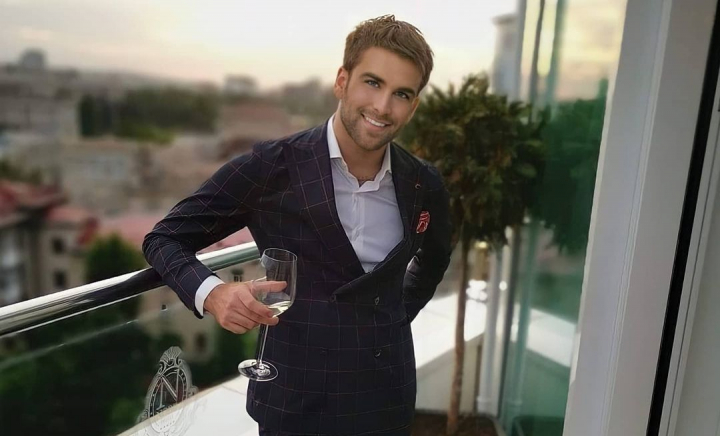 Ionel Istrati și-a găsit sosia după un concert de-al său! Cum arată tânărul care seamănă izbitor cu interpretul. Reacția fanilor: „Și care este Ionel?” - FOTO
Ionel Istrati și-a găsit sosia după un concert de-al său! Cum arată tânărul care seamănă izbitor cu interpretul. Reacția fanilor: „Și care este Ionel?” - FOTO