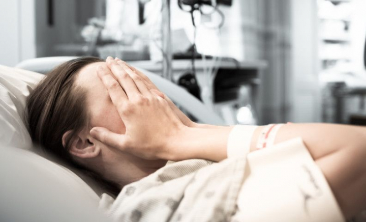 O femeie, mama a trei copii, diagnosticată cu o boală gravă după ce medicii i-au ignorat simptomele: „Mi-au spus să dorm mai bine” O femeie, mama a trei copii, diagnosticată cu o boală gravă după ce medicii i-au ignorat simptomele: „Mi-au spus să dorm mai bine”