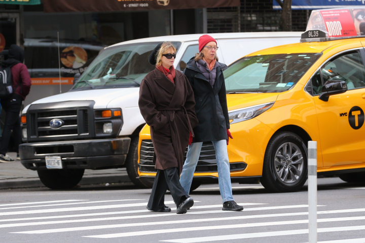 Jennifer Lawrence, în West Village, la câteva săptămâni după ce a născut al doilea copil. Apariție rară a actriței alături de soacra ei - FOTO
