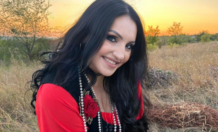 Îndrăzneț și diferit față de ce a purtat până acum! Interpreta Karmella și-a schimbat stilul vestimentar: „Chiar mă rușinam să nu fie prea mult. Am văzut la Madonna” - VIDEO Îndrăzneț și diferit față de ce a purtat până acum! Interpreta Karmella și-a schimbat stilul vestimentar: „Chiar mă rușinam să nu fie prea mult. Am văzut la Madonna” - VIDEO