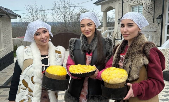 Din redacţie - la stâna de oi! Reporterițele „O Seară Perfectă”, în rol de ciobănițe pentru o zi: „Dacă domnul cioban se duce în concediu, mă angajez aici” - VIDEO Din redacţie - la stâna de oi! Reporterițele „O Seară Perfectă”, în rol de ciobănițe pentru o zi: „Dacă domnul cioban se duce în concediu, mă angajez aici” - VIDEO