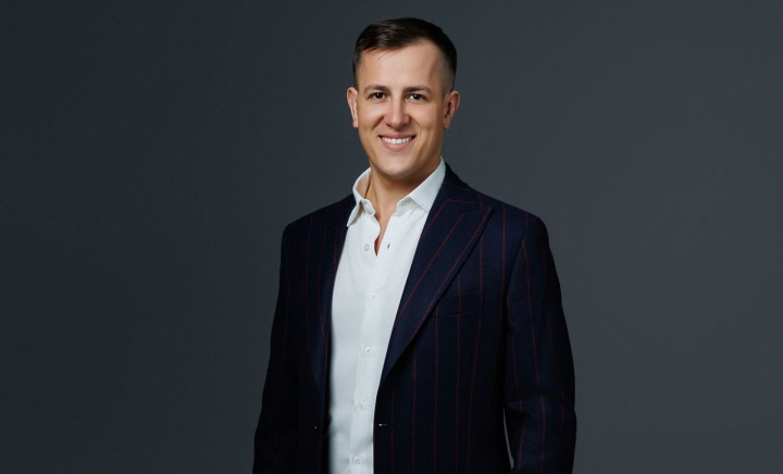 Patric Hanganu iubește din nou? Interpretul, surprins în îmbrățișări tandre cu o brunetă focoasă! Reacția internauților: „La mulți ani, draga mea” - FOTO/VIDEO Patric Hanganu iubește din nou? Interpretul, surprins în îmbrățișări tandre cu o brunetă focoasă! Reacția internauților: „La mulți ani, draga mea” - FOTO/VIDEO