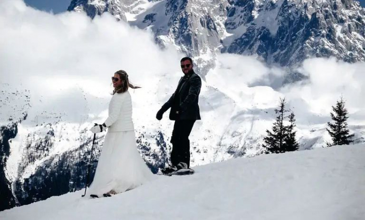 Nuntă de poveste la 2.500 de metri altitudine. Mireasa a schiat pe culoar spre altar pe vârful Mont Brévant - FOTO