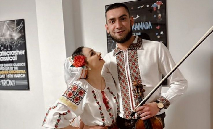 Dragostea plutește în aer. Cum au fost surprinși Cristi Botgros și Cătălina Leca într-un parc din capitală - FOTO/VIDEO Dragostea plutește în aer. Cum au fost surprinși Cristi Botgros și Cătălina Leca într-un parc din capitală - FOTO/VIDEO