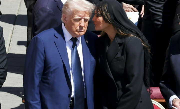 Ce i-a spus Melania Trump soțului ei, Donald Trump, la înmormântarea Papei Francisc. Prima Doamnă a prevenit o situație stânjenitoare Ce i-a spus Melania Trump soțului ei, Donald Trump, la înmormântarea Papei Francisc. Prima Doamnă a prevenit o situație stânjenitoare