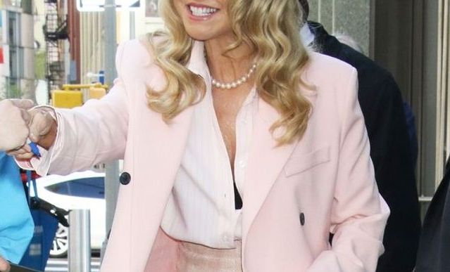 Tinerii întorc capul după ea, fără să-și dea seama că le-ar putea fi bunică! Vedeta cu siluetă de supermodel la 71 de ani - FOTO Tinerii întorc capul după ea, fără să-și dea seama că le-ar putea fi bunică! Vedeta cu siluetă de supermodel la 71 de ani - FOTO