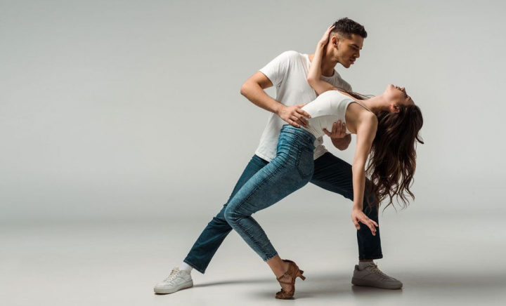 Dincolo de scenă! Cum îi ajută kinetoterapia pe dansatori să-și revină în formă după accidentări - VIDEO Dincolo de scenă! Cum îi ajută kinetoterapia pe dansatori să-și revină în formă după accidentări - VIDEO