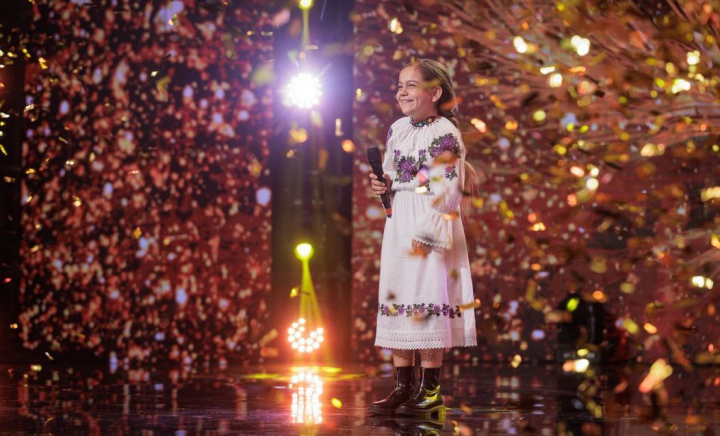 Sara Hanț, aplaudată în picioare de Mihai Bobonete. I-a sărutat mâna și abia și-a mai găsit cuvintele: „Doamne, cât mă bucur că ți-am dat Golden Buzz” - VIDEO Sara Hanț, aplaudată în picioare de Mihai Bobonete. I-a sărutat mâna și abia și-a mai găsit cuvintele: „Doamne, cât mă bucur că ți-am dat Golden Buzz” - VIDEO